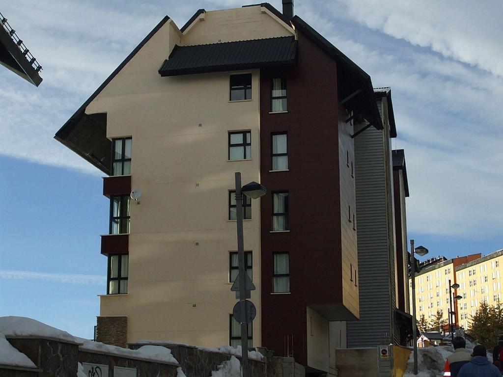 Apartamentos Monte Oiz Asn เซียร์ราเนบาดา ภายนอก รูปภาพ